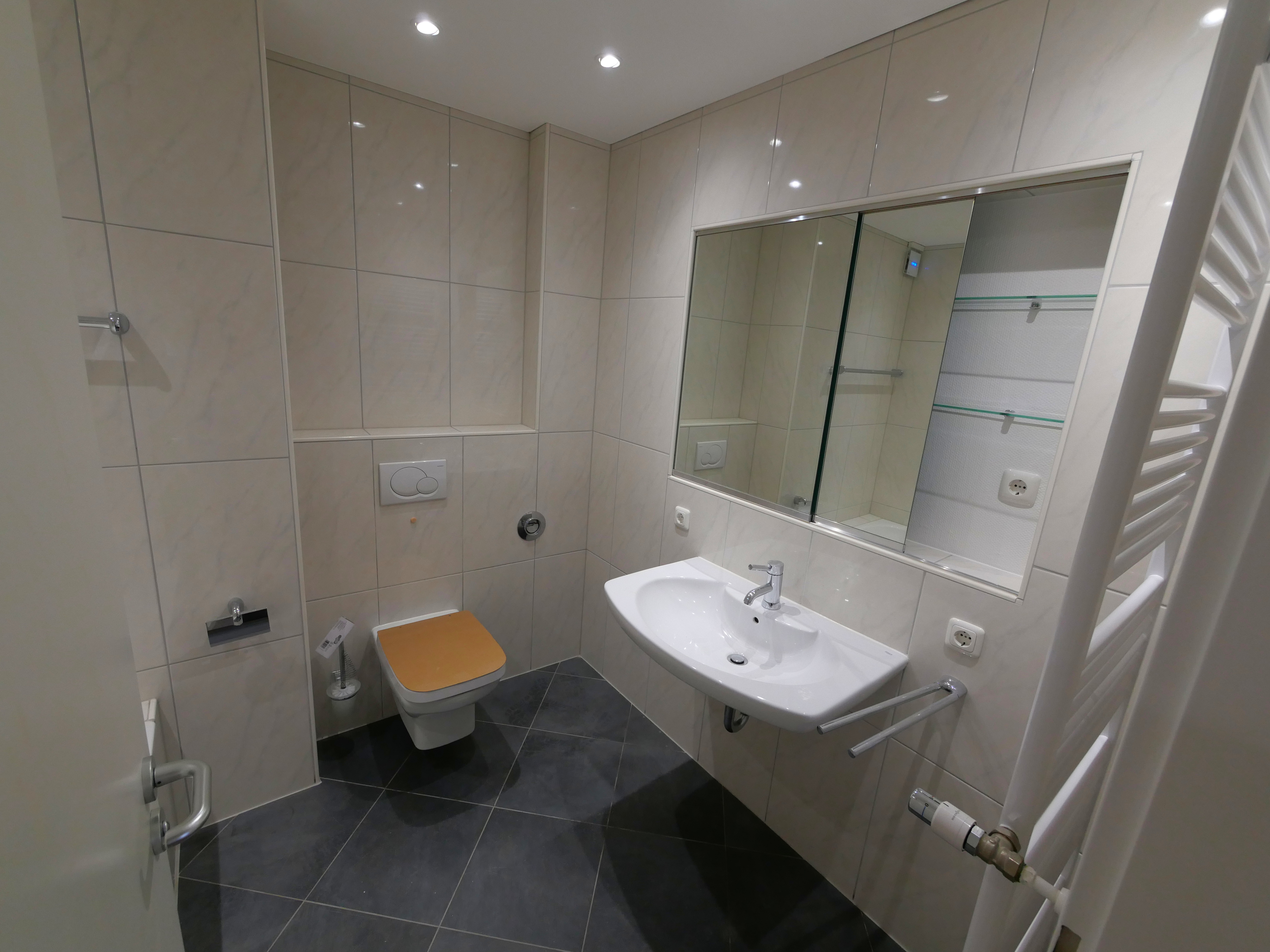 Badezimmer mit gro&szlig;em Spiegelschrank