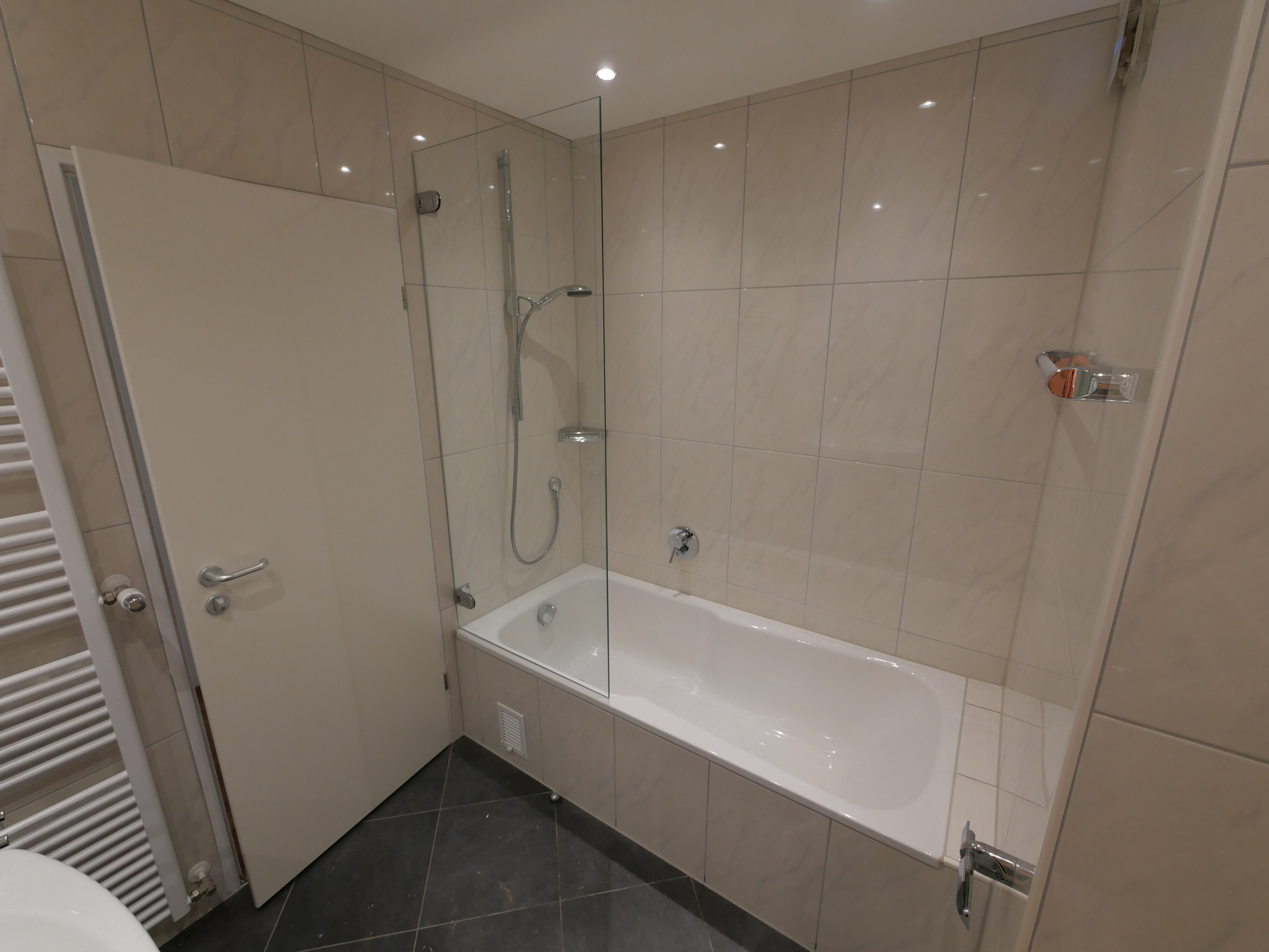 Bad mit Wanne und Duschabtrennung