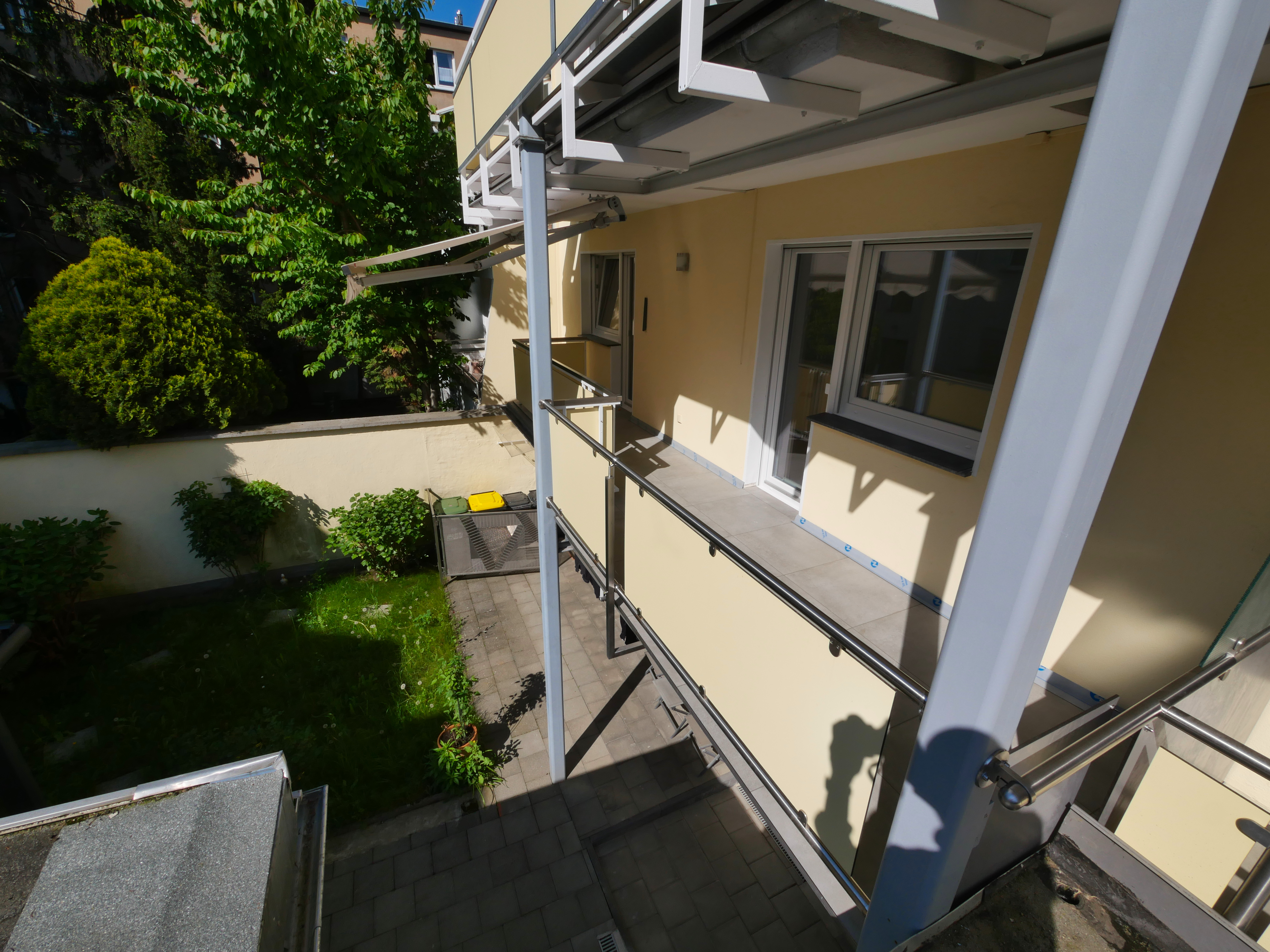 Balkon mit elektrischer Markise