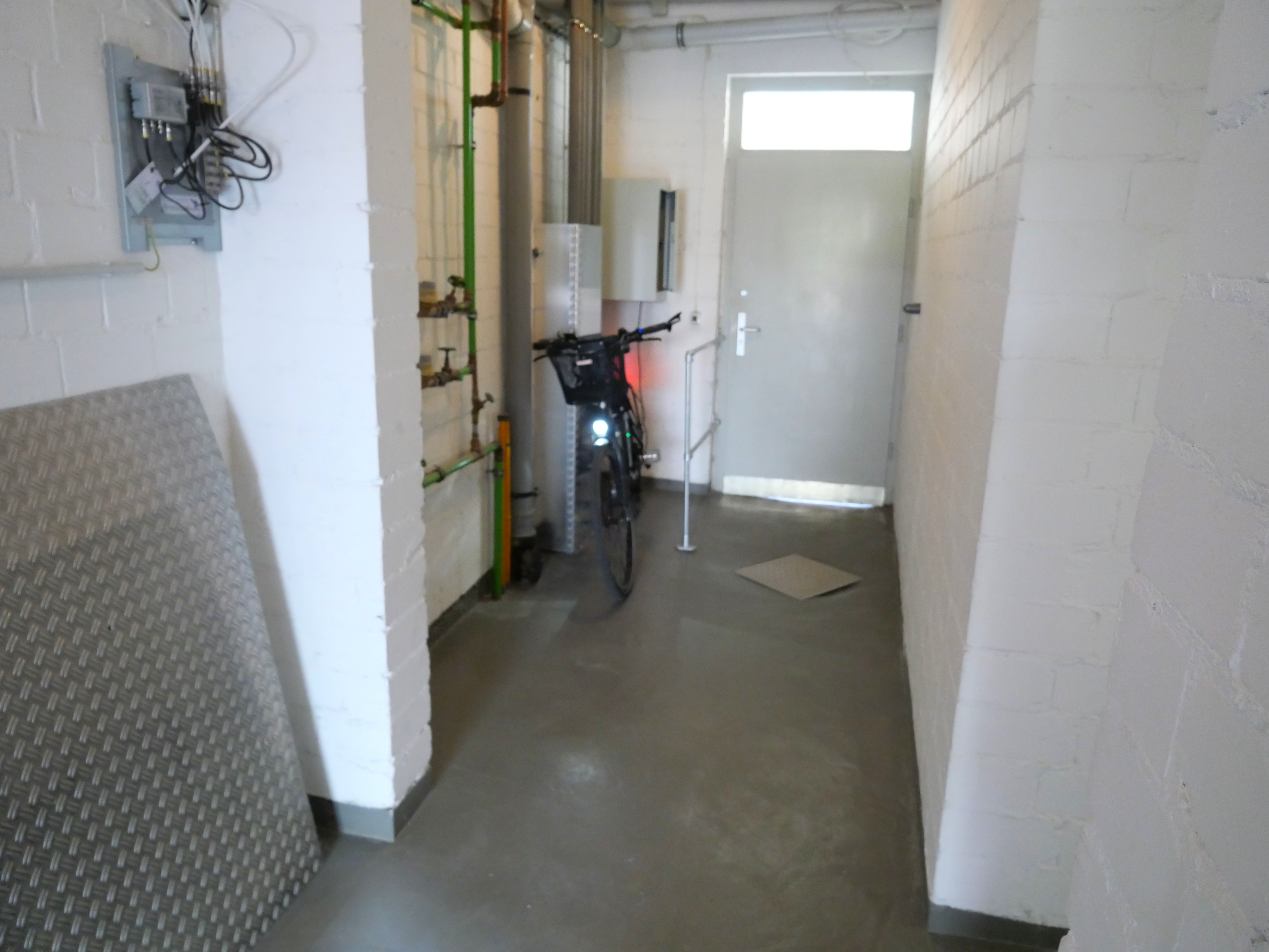 Durchgang im EG mit Fahrrad-Ladeplatz