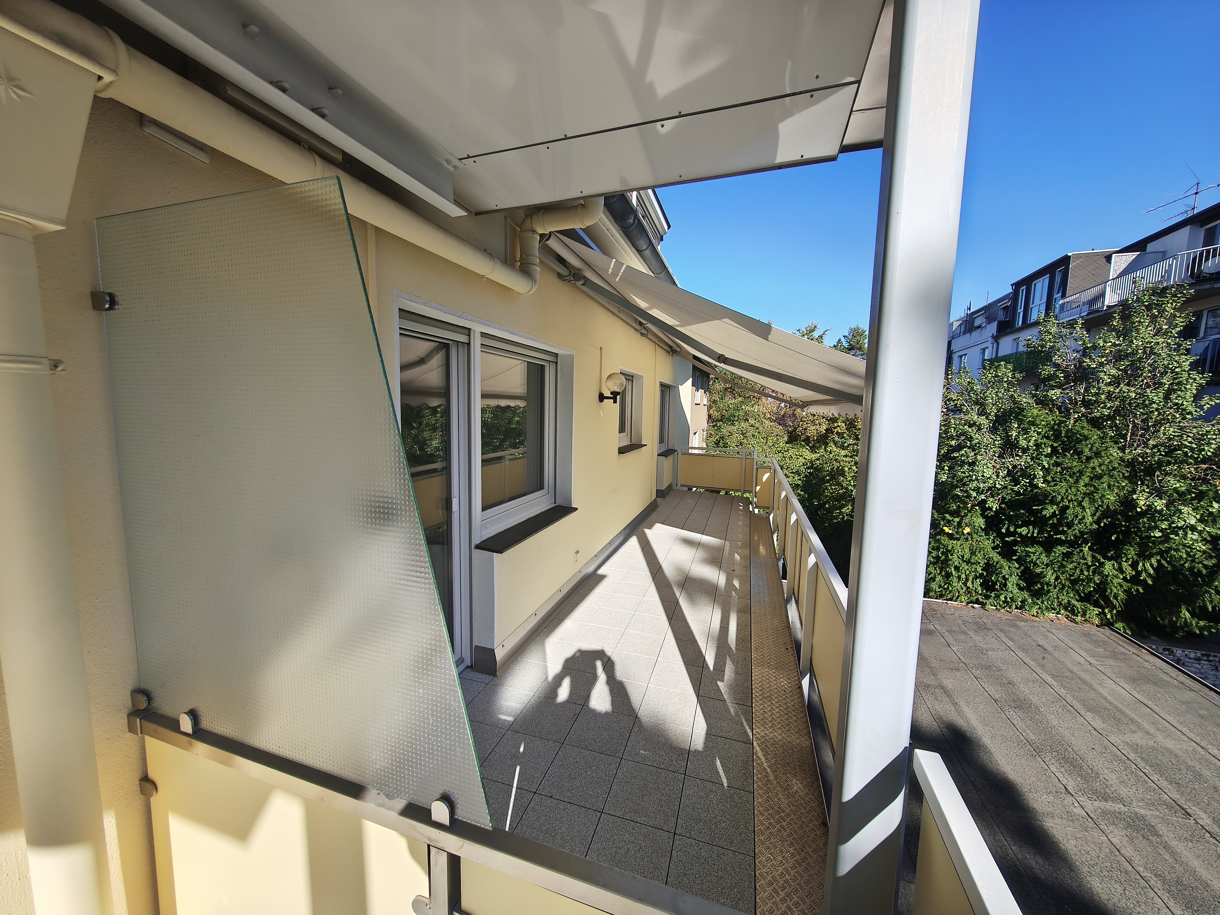Balkon mit elektrischer Markise