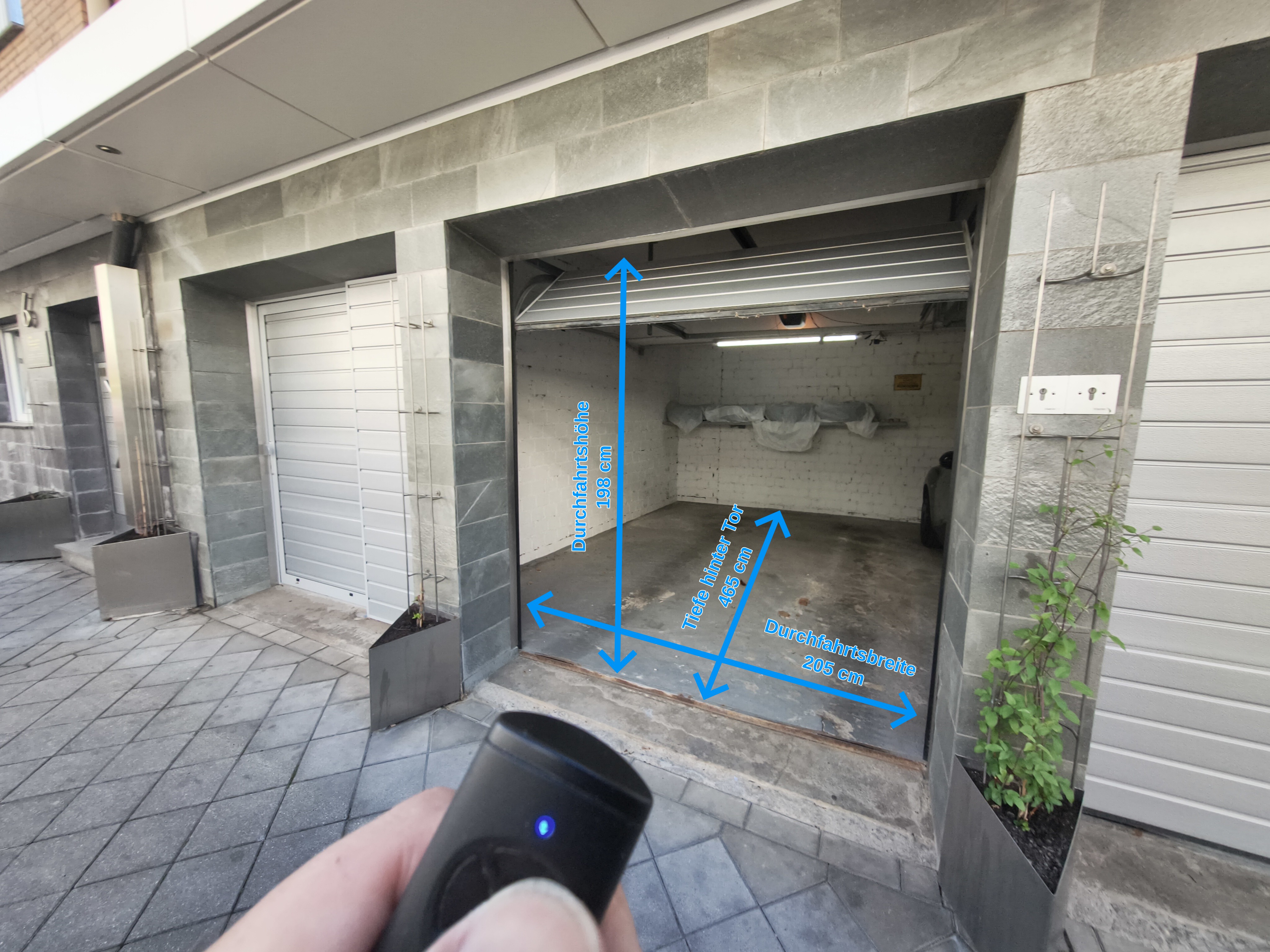 Garage mit elektrischem Rolltor und Steckdose